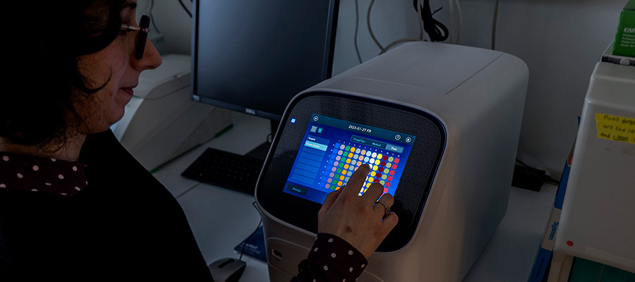 Cristina Maglio, läkare inom reumatologi och forskare på Institutionen för medicin vid Göteborgs universitet - PCR-maskin förbereds för användning